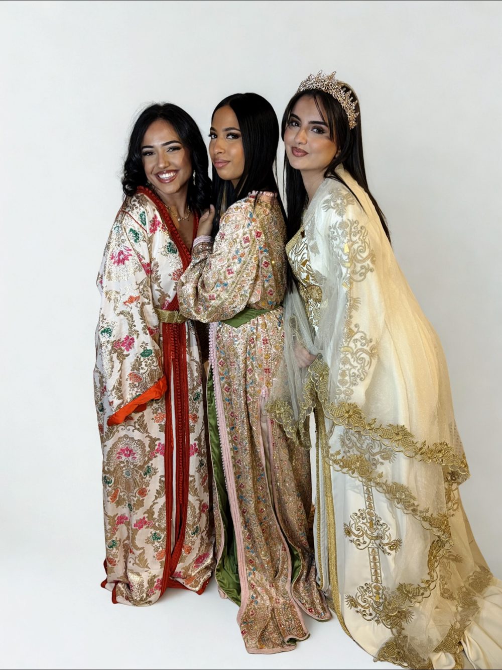 Trois femmes en caftans brodés MONCAFTAN